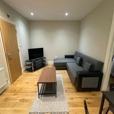 Lovely 1 Bedroom Apartment With On Street Parking London Eksteriør billede