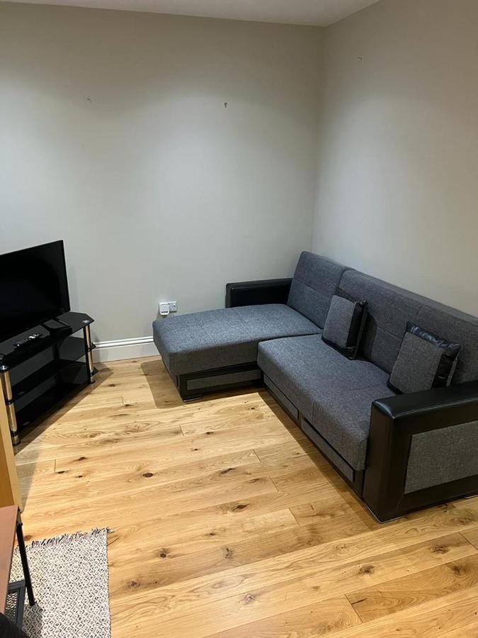 Lovely 1 Bedroom Apartment With On Street Parking London Eksteriør billede
