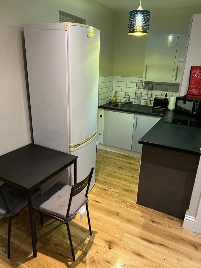 Lovely 1 Bedroom Apartment With On Street Parking London Eksteriør billede