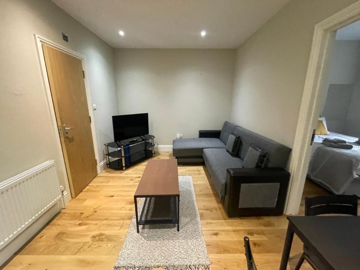 Lovely 1 Bedroom Apartment With On Street Parking London Eksteriør billede